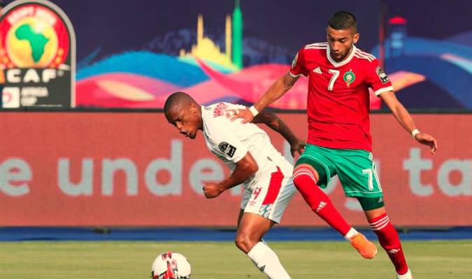Ziyech disputa con Marruecos la Copa África. / EFE