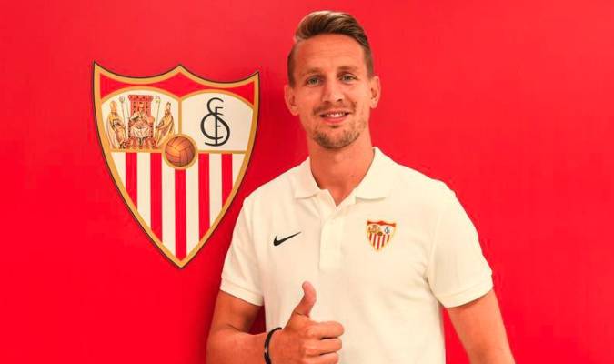 Luuk de Jong posa como nuevo jugador del Sevilla. / EFE