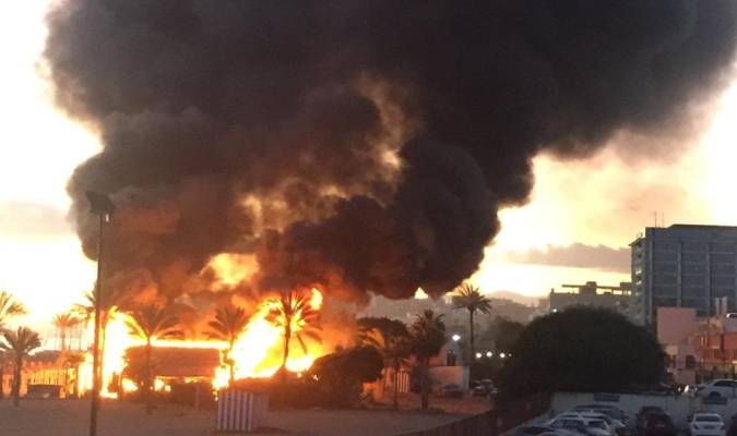 Incendio en el chiringuito Playa Padre de Marbella. EP