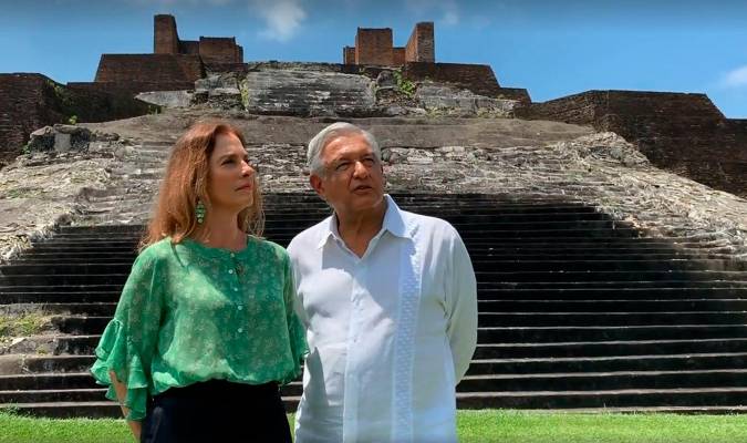 Fotograma de un video cedido por la Presidencia de México que muestra al presidente Andrés Manuel López Obrador (d) y a su esposa, Beatriz Gutiérrez Müller, en la zona arqueológica de Comalcalco, en el estado de Tabasco (México) . EFE