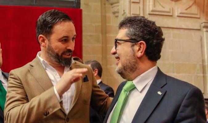 Santiago Abascal dialoga con Francisco Serrano en el Parlamento andaluz. / EFE