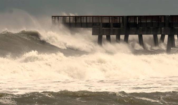 El muelle del paseo marítimo de Juno Beach, Florida, es golpeado este martes por las fuertes olas del huracán Dorian. / EFE