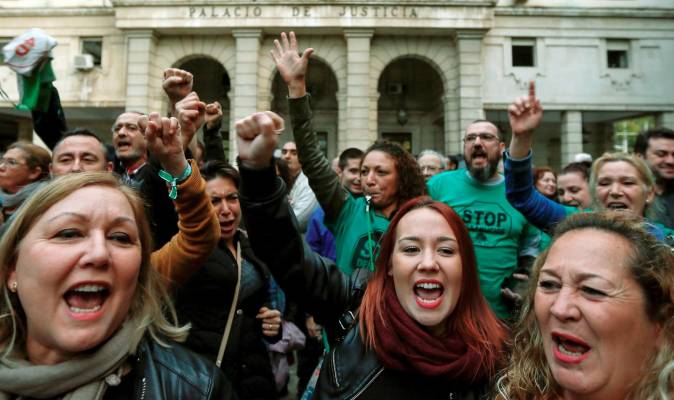 Organizaciones de consumidores y sindicatos concentrados ante el palacio de justicia de Sevilla donde llaman a la ciudadanía a mostrar su indignación contra la sentencia del Tribunal Supremo sobre el Impuesto de actos jurídicos documentados. EFE/ José Manuel vidal