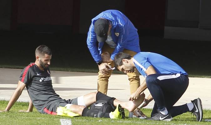 Gonalons con el equipo médico en el entrenamiento de esta mañana. Foto: Sevilla FC