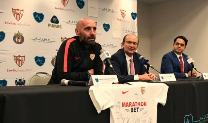 El director general deportivo, Monchi, junto al presidente del Sevilla, José Castro, Alain Huacuja, CEO de A Line Sports &amp; Entertainment. / SFC
