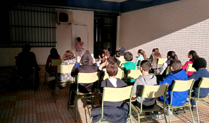 Clase al sol en el patio del colegio. Foto: El Correo.