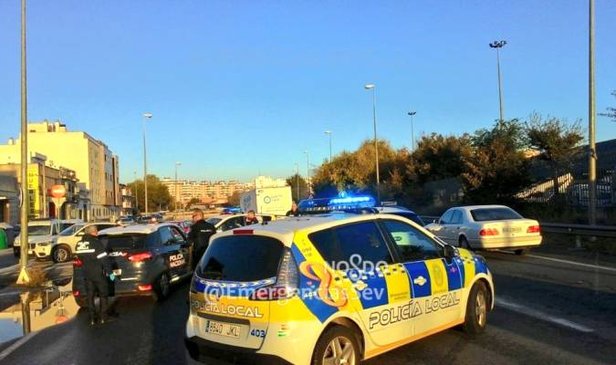 Dispositivo policial montado en la zona. Foto: Emergencias Sevilla. 