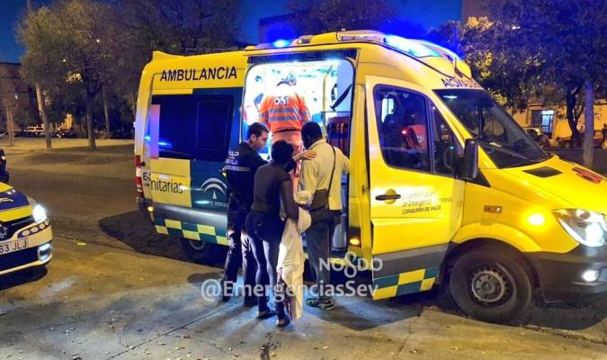 Momento del traslado del bebé a un centro hospitalario de Sevilla. Foto: Emergencias Sevilla.