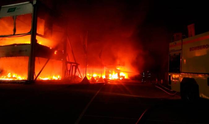 Fotografía facilitada por el consorcio provincial de Bomberos donde se puede ver el incendio. / EFE