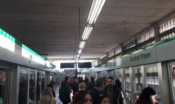 El primer parcial en el Metro de Sevilla se ha traducido en aglomeraciones de viajeros./ Manuel Ibáñez