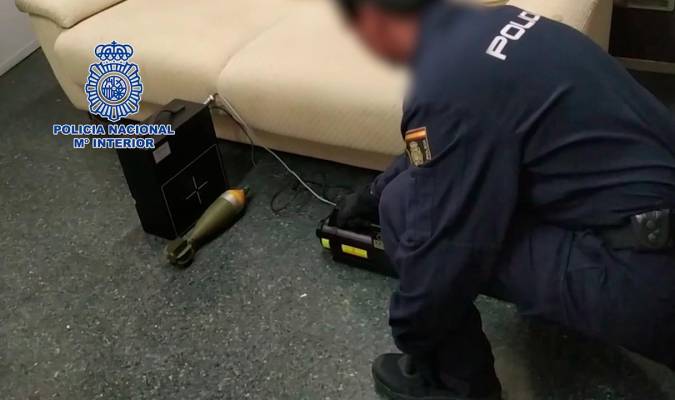Un miembro del grupo Tedax de la Policía Nacional desactivando el explosivo encontrado en Sevilla.