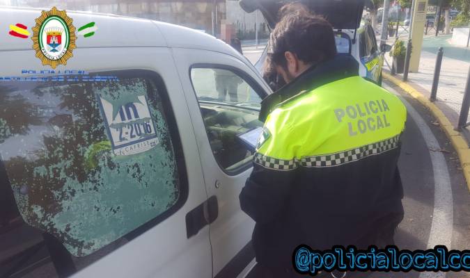 La Policía Local de Castilleja de la Cuesta en el momento de la inspección al vehículo.