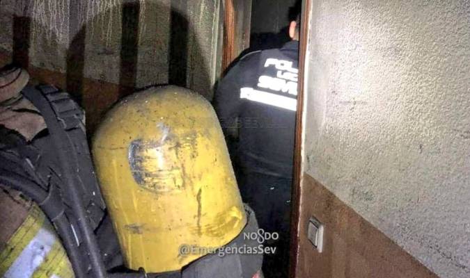 La Policía Local y los bomberos en la casa incendiada. / Emergencias Sevilla