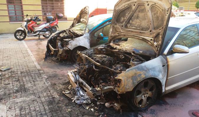 Estado en el que han quedado los vehículos calcinados en la calle Maracaibo