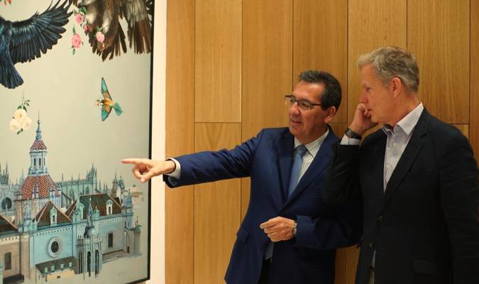 Antonio Pulido, presidente de la Fundación Cajasol, junto a Alwin van der Linde, autor de la exposición.