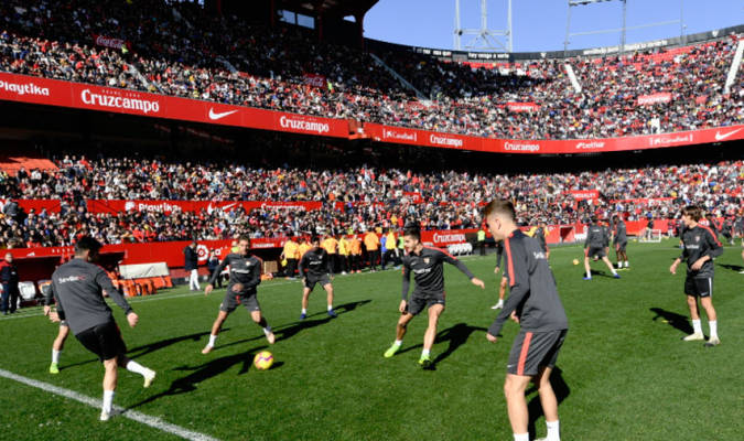 El Sevilla se da un baño de masas con 20.000 aficionados en el entrenamiento