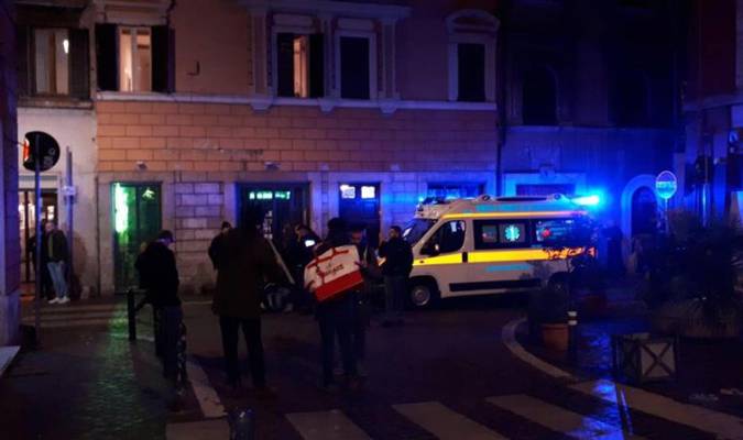 Oficiales de policía y personal médico acuden al lugar de la pelea en el centro de Roma. / EFE