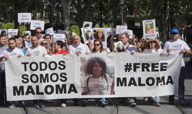 Los padres adoptivos y la pareja de Maloma, en la cabecera de la nueva manifestación convocada para pedir la liberación de la joven. / Inma Flores