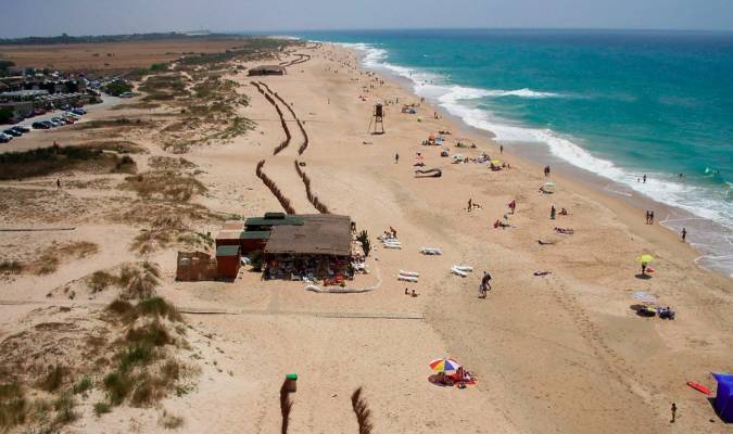 Muere ahogado un surfista carmonés en la playa de El Palmar