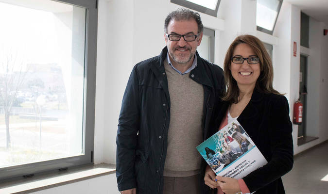 José Antonio Sánchez Medina y Laura López de la Cruz, directores del máster de la UPO. / El Correo