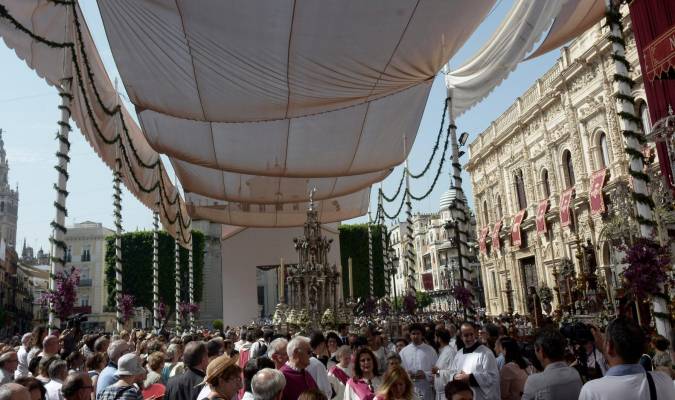 La procesión del Corpus Christi a su paso por la plaza de San Francisco. 