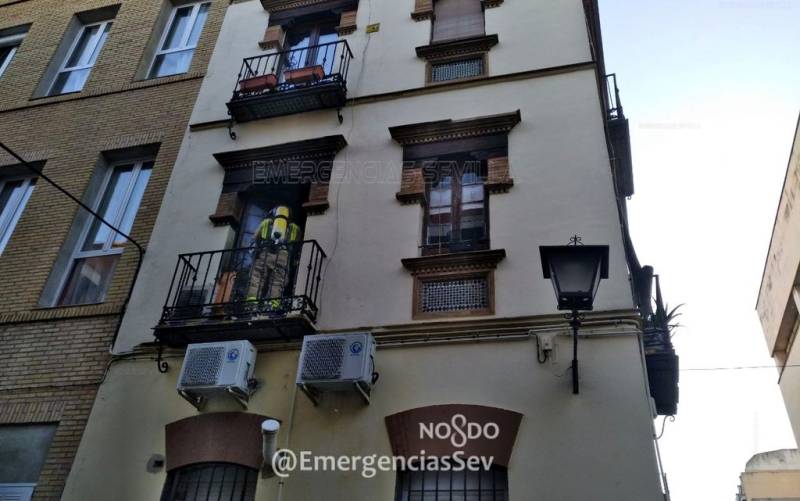 Atendidas dos personas tras un incendio doméstico en la calle Escoberos