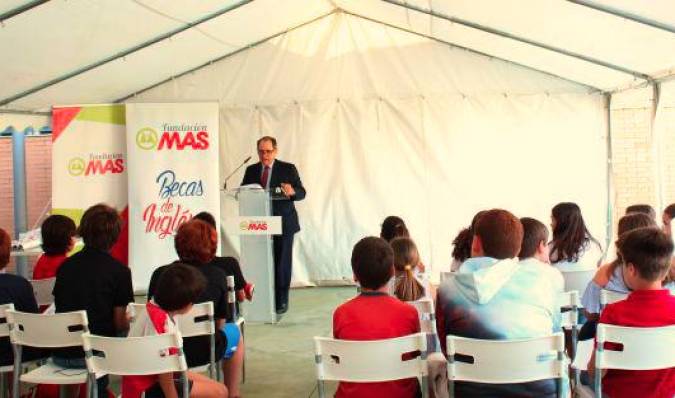 Momento de la entrega de diplomas de inglés a los niños becados el pasado año por la Fundación MAS.