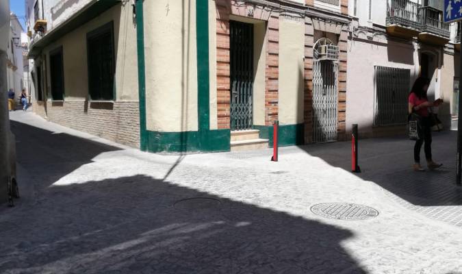 Écija: La calle Santa Cruz es peatonal tras su arreglo