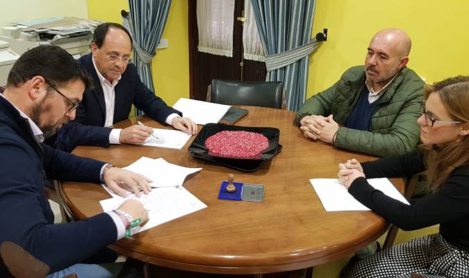 El Ayuntamiento de Guillena y red eléctrica firman un convenio para la iluminación led del campo de fútbol ‘La Vega’