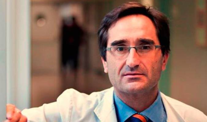 El doctor Benedicto Crespo Facorro imparte una conferencia en el Instituto de Biomedicina de Sevilla.