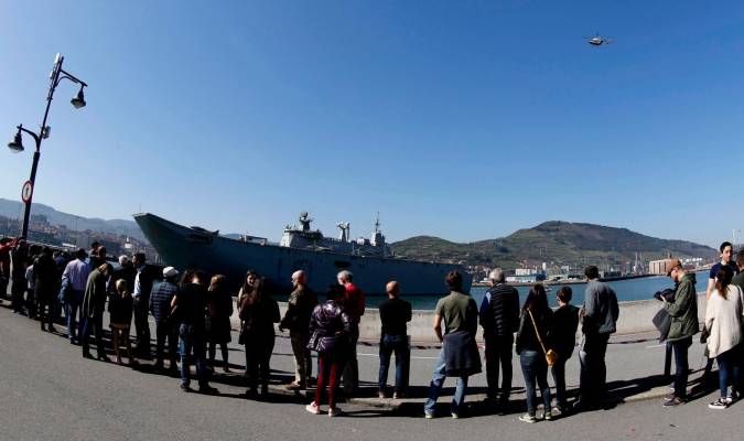  Largas colas este sábado para visitar el portaaviones "Juan Carlos I". EFE/Luis Tejido