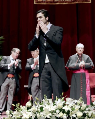Saludos de Lutgardo García ante la ovación del público. / José Luis Montero