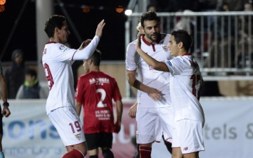 Ganso e Iborra felicitan a Ben Yedder tras uno de sus goles en Formentera. / Manuel Gómez