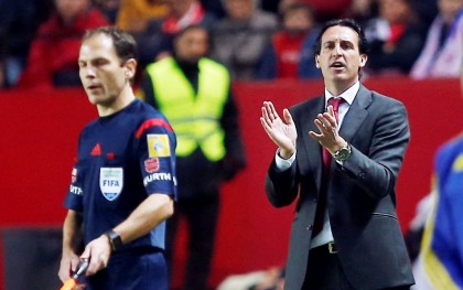 Unai Emery aplaude a sus jugadores en el partido ante el Valencia. Foto: Efe