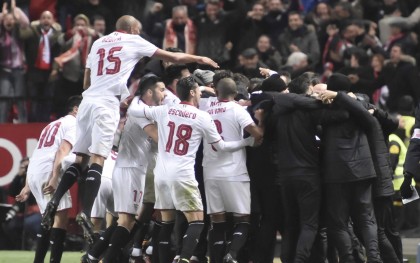 Los jugadores del Sevilla celebran el gol de Jovetic en el tiempo de prolongación del partido de la primera vuelta. / Efe