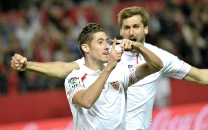 Escudero celebra su gol junto a Llorente / Manuel Gómez