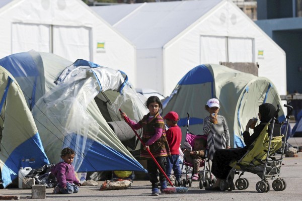 La crisis de refugiados se agudiza en Grecia. En la imagen, niños en el puerto de El Pireo. / O. Panagiotou (Efe)