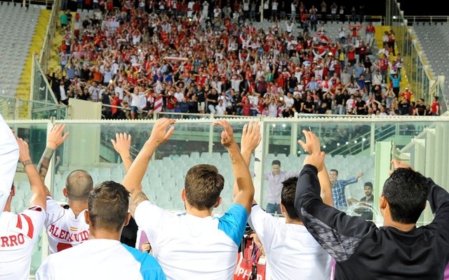 Los jugadores aplauden a los aficionados en Florencia. Foto: Daniel Loite