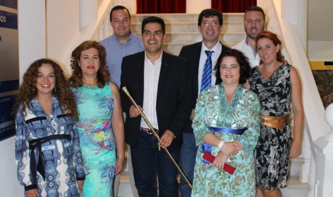 El grupo de Ciudadanos de Espartinas posa con el nuevo alcalde, José María Fernández. / El Correo