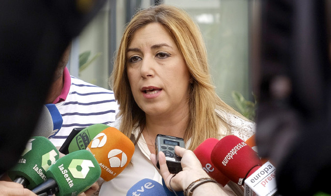 La presidenta de la Junta de Andalucía, Susana Díaz, en declaraciones a los periodistas. / EFE