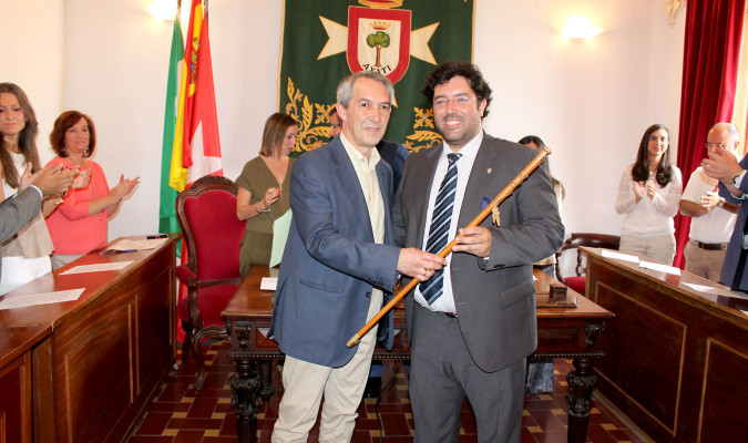 Antonio Enamorado (PP - dcha.) recibe la vara de alcalde de Lora del Río del anterior regidor. / El Correo