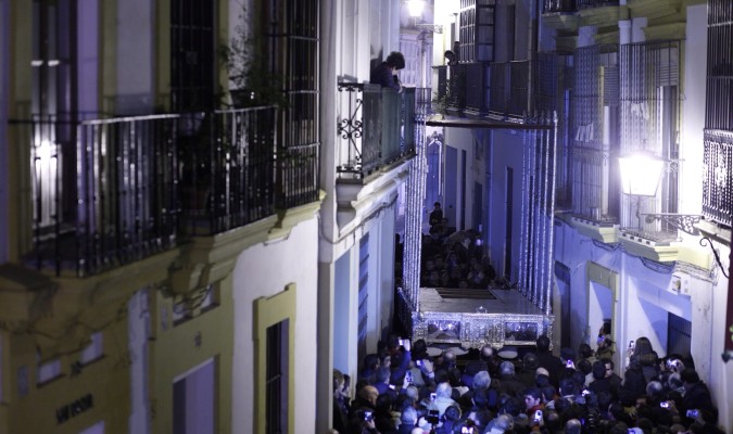 El palio del Calvario, en la prueba que se hizo la noche del pasado jueves en la estrechez de la calle San Roque. / Pepo Herrera
