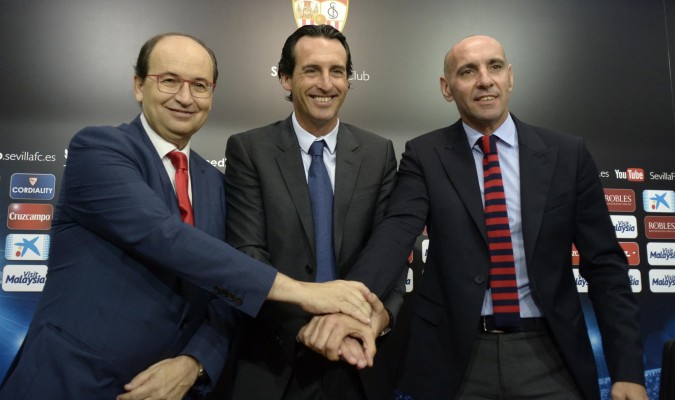 José Castro, Unai Emery y Monchi estrechan sus manos tras la renovación del técnico. / M. Gómez