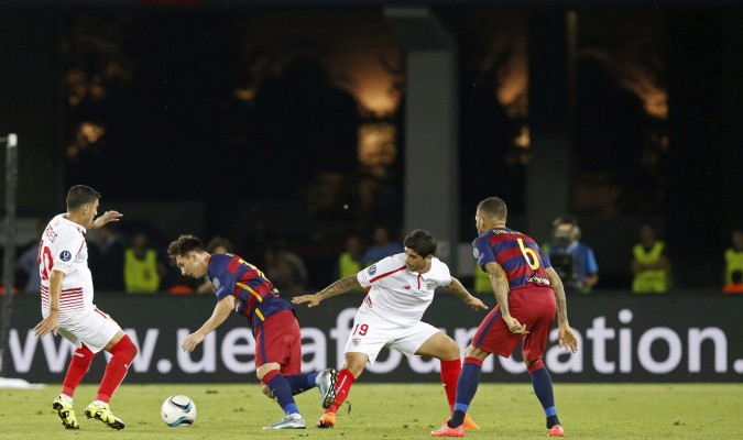 Controlar a Messi fue uno de los trabajos más duros del Sevilla FC en esta final. / Efe