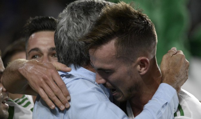 Fabián, abrazado con Setién tras su golazo. / Manuel Gómez