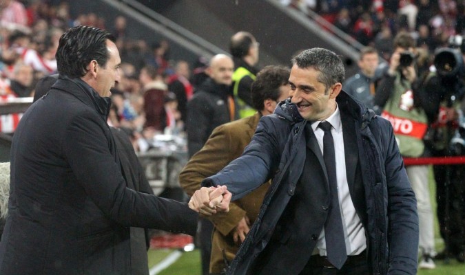 Valverde, a la derecha, saluda a Emery en le partido de ida. / Efe