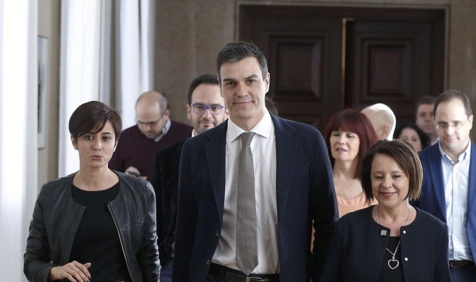 Pedro Sánchez a su llegada a la reunión del grupo parlamentario socialista. / EFE