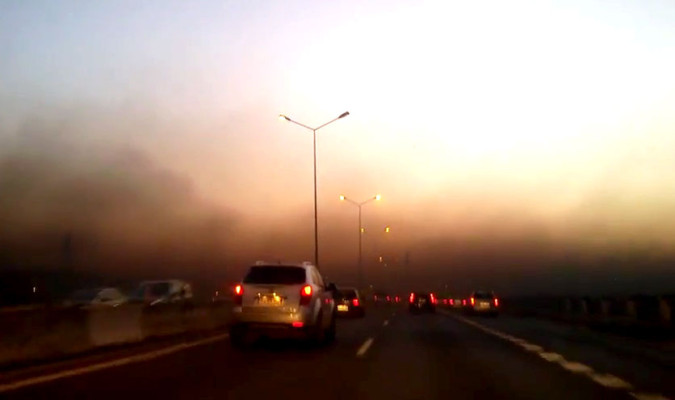 Sevilla amanece entre niebla negra