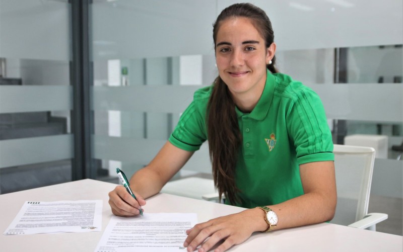 Rocío Gálvez firma el contrato que vuelve a convertirla en jugadora del Féminas / Real Betis
