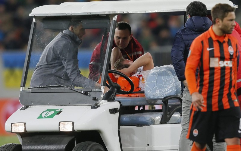 Michael Krohn-Dehli es retirado del campo en camilla tras su grave lesión. / Sergey Dolzhenko